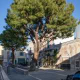 La vecchia fortezza di Carbonara � compresa in un intero isolato racchiuso da via Santa Barbara, piazza Castello, via Sant�Anna e piazza Trieste
